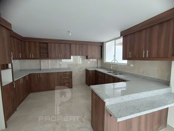 Casa por estrenar en venta dentro de urbanización. DOMOTIZADA viene con cámaras de seguridad, cerca eléctrica, puerta eléctrica de garage, citófono in