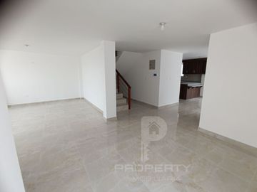 Casa por estrenar en venta dentro de urbanización. DOMOTIZADA viene con cámaras de seguridad, cerca eléctrica, puerta eléctrica de garage, citófono in