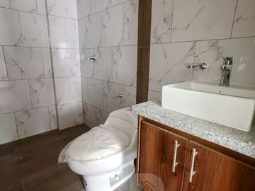 Casa por estrenar en venta dentro de urbanización. DOMOTIZADA viene con cámaras de seguridad, cerca eléctrica, puerta eléctrica de garage, citófono in