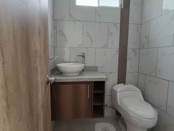 Casa por estrenar en venta dentro de urbanización. DOMOTIZADA viene con cámaras de seguridad, cerca eléctrica, puerta eléctrica de garage, citófono in