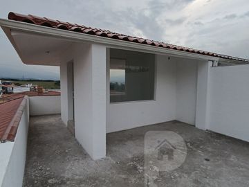 Casa por estrenar en venta dentro de urbanización. DOMOTIZADA viene con cámaras de seguridad, cerca eléctrica, puerta eléctrica de garage, citófono in