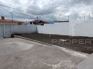 Casa por estrenar en venta dentro de urbanización. DOMOTIZADA viene con cámaras de seguridad, cerca eléctrica, puerta eléctrica de garage, citófono in