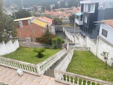Villa en venta Condominio Privado, con amplias áreas vedes, sector Hospirío