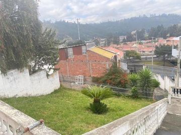 Villa en venta Condominio Privado, con amplias áreas vedes, sector Hospirío