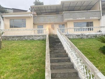 Villa en venta Condominio Privado, con amplias áreas vedes, sector Hospirío