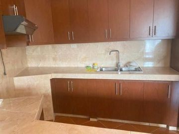 Villa en venta Condominio Privado, con amplias áreas vedes, sector Hospirío