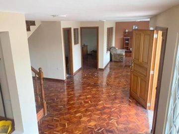 Villa en venta Condominio Privado, con amplias áreas vedes, sector Hospirío
