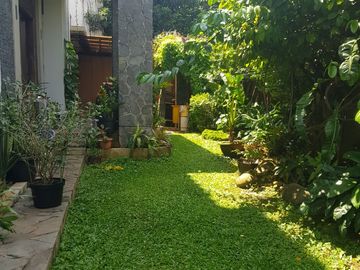 Dijual Rumah Komplek Puri Flamboyan Ciputat Tangerang Selatan Bagus Siap Huni Lokasi Strategis Cocok Untuk Cafe Rumahan