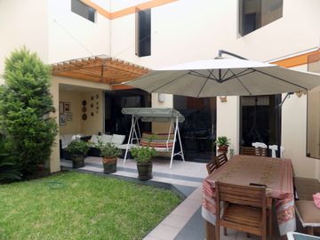 Venta de casa de 3 pisos en Surco!