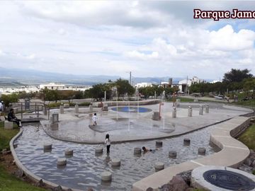 Residencia con roof garden, Family Room, Area de Tv, Jardinera en recamara principal, y entrada lateral al jardín, venta, en venta, Zibatá, Queretaro.