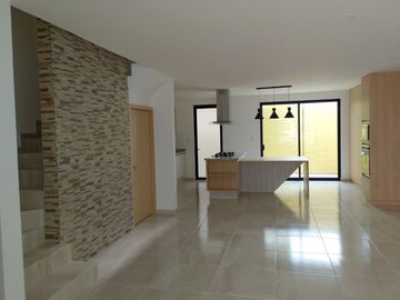 CASA EN VENTA EN SAN DIEGO CON HERMOSA COCINA y ROOFGARDEN