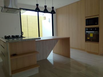 CASA EN VENTA EN SAN DIEGO CON HERMOSA COCINA y ROOFGARDEN