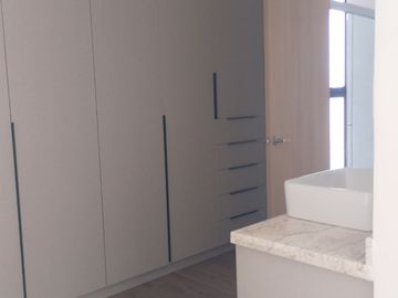 CASA EN VENTA EN SAN DIEGO CON HERMOSA COCINA y ROOFGARDEN