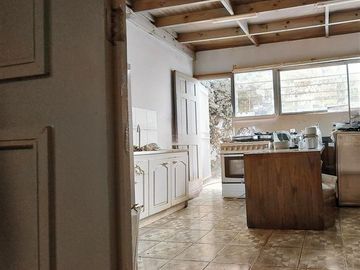 Barrio Italia. Vendo amplia casa apta para oficina, comercio, hotel, vivienda. Tiene 3 amplias salas reuniones, más 8 privados. Tranquila calle, pleno