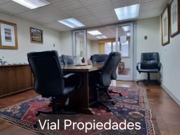 Barrio Italia. Vendo amplia casa apta para oficina, comercio, hotel, vivienda. Tiene 3 amplias salas reuniones, más 8 privados. Tranquila calle, pleno