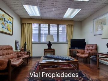 Barrio Italia. Vendo amplia casa apta para oficina, comercio, hotel, vivienda. Tiene 3 amplias salas reuniones, más 8 privados. Tranquila calle, pleno