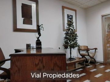Barrio Italia. Vendo amplia casa apta para oficina, comercio, hotel, vivienda. Tiene 3 amplias salas reuniones, más 8 privados. Tranquila calle, pleno