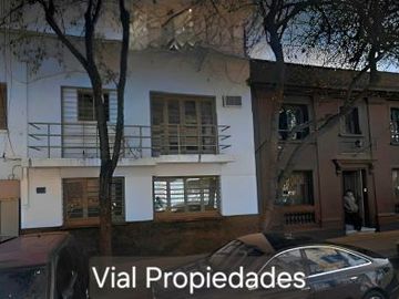 Barrio Italia. Vendo amplia casa apta para oficina, comercio, hotel, vivienda. Tiene 3 amplias salas reuniones, más 8 privados. Tranquila calle, pleno