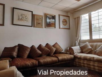 Barrio Italia. Vendo amplia casa apta para oficina, comercio, hotel, vivienda. Tiene 3 amplias salas reuniones, más 8 privados. Tranquila calle, pleno