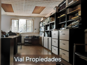 Barrio Italia. Vendo amplia casa apta para oficina, comercio, hotel, vivienda. Tiene 3 amplias salas reuniones, más 8 privados. Tranquila calle, pleno