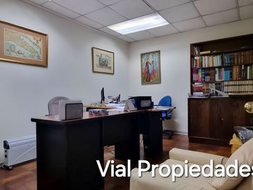 Barrio Italia. Vendo amplia casa apta para oficina, comercio, hotel, vivienda. Tiene 3 amplias salas reuniones, más 8 privados. Tranquila calle, pleno