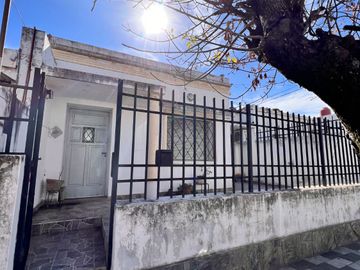CASA EN VENTA EN Bº SAN MARTIN - 3 DORMITORIOS