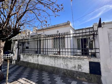 CASA EN VENTA EN Bº SAN MARTIN - 3 DORMITORIOS