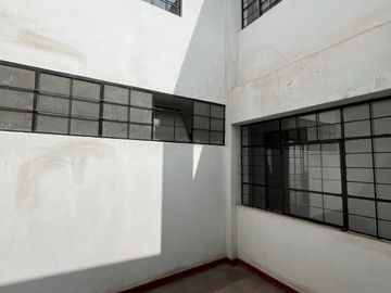 VENTA DE CASA EN CHACLACAYO 3 PISOS + LOCAL COMERCIAL