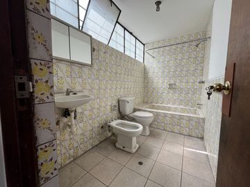 VENTA DE CASA EN CHACLACAYO 3 PISOS + LOCAL COMERCIAL