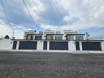 CASA LISTA PARA HABITAR 180M3 -3 PISOS - 2 PARQUEADEROS- LA PRIMAVERA CUMBAYA