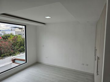 CASA LISTA PARA HABITAR 180M3 -3 PISOS - 2 PARQUEADEROS- LA PRIMAVERA CUMBAYA