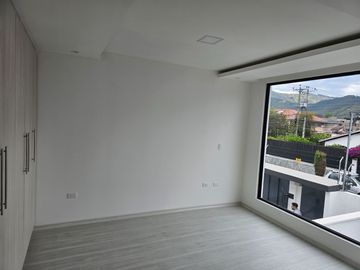 CASA LISTA PARA HABITAR 180M3 -3 PISOS - 2 PARQUEADEROS- LA PRIMAVERA CUMBAYA