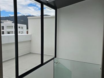 CASA LISTA PARA HABITAR 180M3 -3 PISOS - 2 PARQUEADEROS- LA PRIMAVERA CUMBAYA