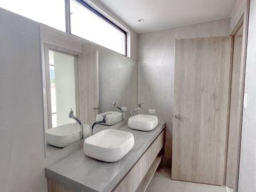 CASA LISTA PARA HABITAR 180M3 -3 PISOS - 2 PARQUEADEROS- LA PRIMAVERA CUMBAYA
