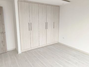 CASA LISTA PARA HABITAR 180M3 -3 PISOS - 2 PARQUEADEROS- LA PRIMAVERA CUMBAYA