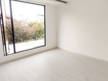 CASA LISTA PARA HABITAR 180M3 -3 PISOS - 2 PARQUEADEROS- LA PRIMAVERA CUMBAYA