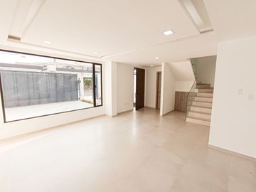 CASA LISTA PARA HABITAR 180M3 -3 PISOS - 2 PARQUEADEROS- LA PRIMAVERA CUMBAYA