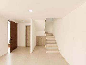 CASA LISTA PARA HABITAR 180M3 -3 PISOS - 2 PARQUEADEROS- LA PRIMAVERA CUMBAYA