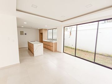 CASA LISTA PARA HABITAR 180M3 -3 PISOS - 2 PARQUEADEROS- LA PRIMAVERA CUMBAYA