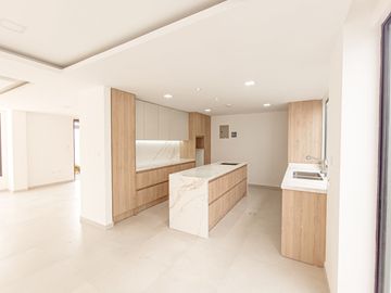 CASA LISTA PARA HABITAR 180M3 -3 PISOS - 2 PARQUEADEROS- LA PRIMAVERA CUMBAYA