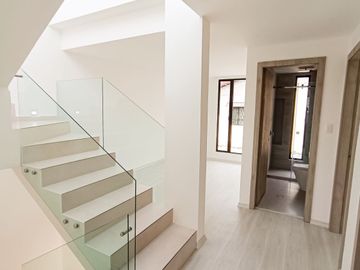CASA LISTA PARA HABITAR 180M3 -3 PISOS - 2 PARQUEADEROS- LA PRIMAVERA CUMBAYA