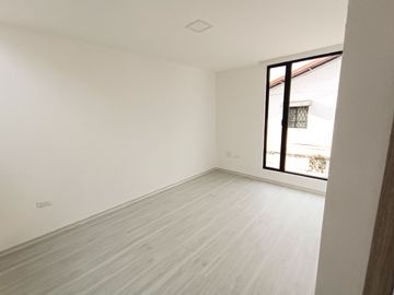 CASA LISTA PARA HABITAR 180M3 -3 PISOS - 2 PARQUEADEROS- LA PRIMAVERA CUMBAYA