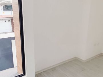 CASA LISTA PARA HABITAR 180M3 -3 PISOS - 2 PARQUEADEROS- LA PRIMAVERA CUMBAYA