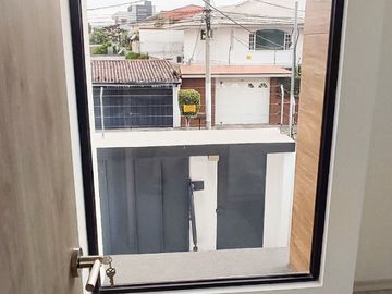 CASA LISTA PARA HABITAR 180M3 -3 PISOS - 2 PARQUEADEROS- LA PRIMAVERA CUMBAYA