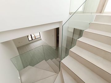 CASA LISTA PARA HABITAR 180M3 -3 PISOS - 2 PARQUEADEROS- LA PRIMAVERA CUMBAYA
