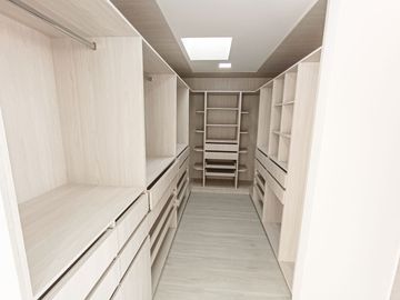 CASA LISTA PARA HABITAR 180M3 -3 PISOS - 2 PARQUEADEROS- LA PRIMAVERA CUMBAYA