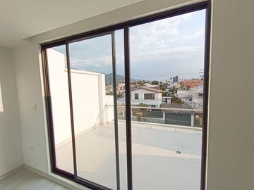CASA LISTA PARA HABITAR 180M3 -3 PISOS - 2 PARQUEADEROS- LA PRIMAVERA CUMBAYA