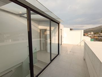 CASA LISTA PARA HABITAR 180M3 -3 PISOS - 2 PARQUEADEROS- LA PRIMAVERA CUMBAYA