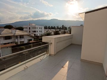 CASA LISTA PARA HABITAR 180M3 -3 PISOS - 2 PARQUEADEROS- LA PRIMAVERA CUMBAYA