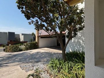 COLINDA CON CAMPO DE GOLF - HERMOSA CASA $85,000 INFORMES 442148----